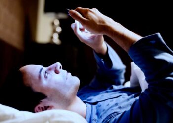 El uso de pantallas en la cama aumenta 59% el riesgo de insomnio, según expertos
